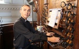 Ks. Attila Ádám Honti prezentuje organy, których twórcą jest Włoch Szymon Lilius.
