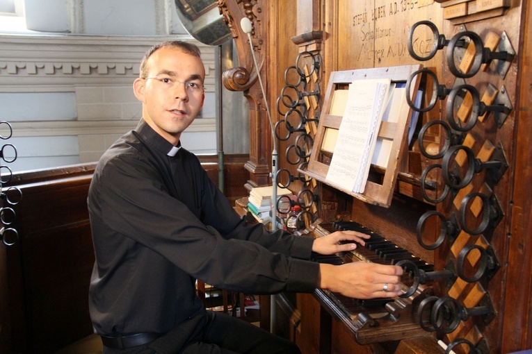 Ks. Attila Ádám Honti prezentuje organy, których twórcą jest Włoch Szymon Lilius.