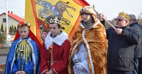 Organizatorzy orszaków zachęcają, by tego dnia założyć królewski strój.