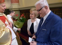 W imieniu członków stowarzyszenia Teresa Połeć i wiceprezes Jerzy Skórkiewicz złożyli bp. Henrykowi Tomasikowi życzenia z okazji urodzin, imienin oraz 27. rocznicy sakry biskupiej.