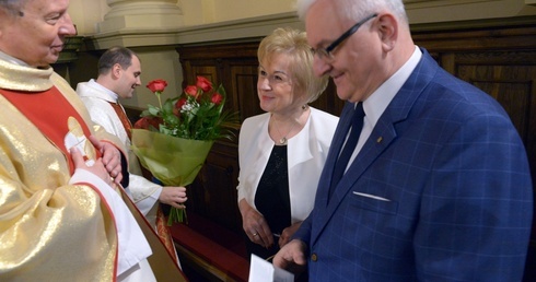 W imieniu członków stowarzyszenia Teresa Połeć i wiceprezes Jerzy Skórkiewicz złożyli bp. Henrykowi Tomasikowi życzenia z okazji urodzin, imienin oraz 27. rocznicy sakry biskupiej.