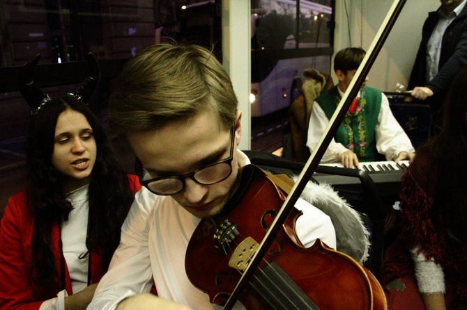 Kolędowanie z metropolitą krakowskim w tramwaju MPK 2020