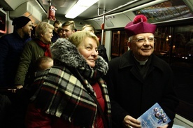 Abp Marek Jędraszewski trzeci raz kolędował z mieszkańcami Krakowa, jeżdżąc świątecznym tramwajem MPK