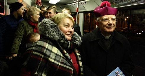 Abp Marek Jędraszewski trzeci raz kolędował z mieszkańcami Krakowa, jeżdżąc świątecznym tramwajem MPK
