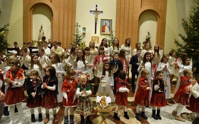 Dzieci wykonywały kolędy i pastorałki bardzo żywiołowo.