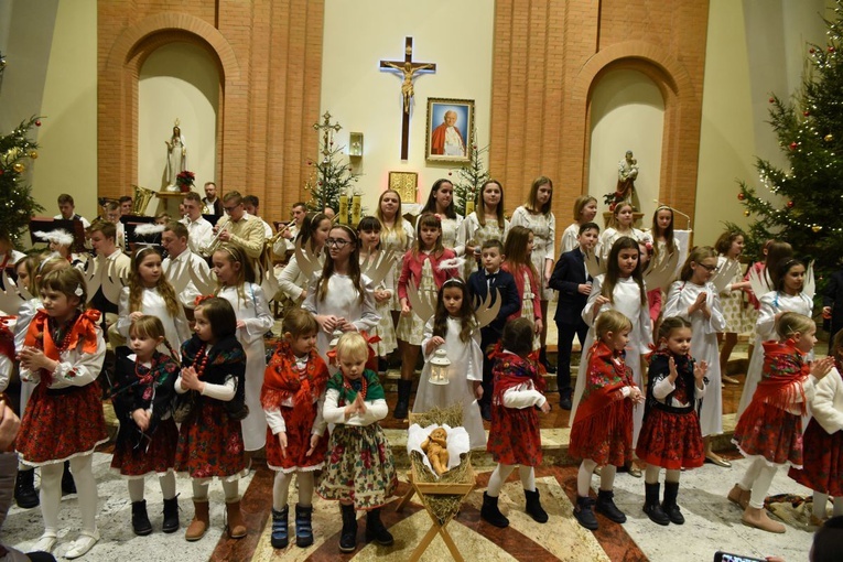 Dzieci wykonywały kolędy i pastorałki bardzo żywiołowo.