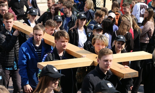 Młodzi niosący krzyż