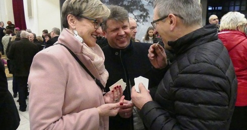 Małżonkowie Domowego Kościoła podczas spotkania opłatkowego w parafii św. Stanisława w Andrychowie.