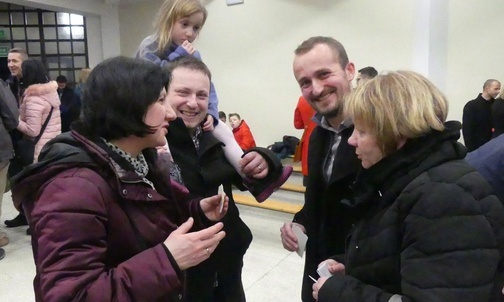 Bielsko-żywieccy małżonkowie Domowego Kościoła podczas spotkania opłatkowego w parafii św. Stanisława w Andrychowie.