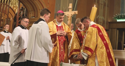 Bp Roman Pindel przewodniczy liturgii Wigilii Paschalnej w katedrze.