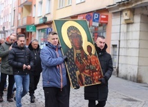 Grupę prowadziła ikona Matki Bożej Częstochowskiej.