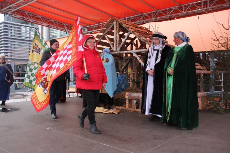 Orszak w Nowej Dębie