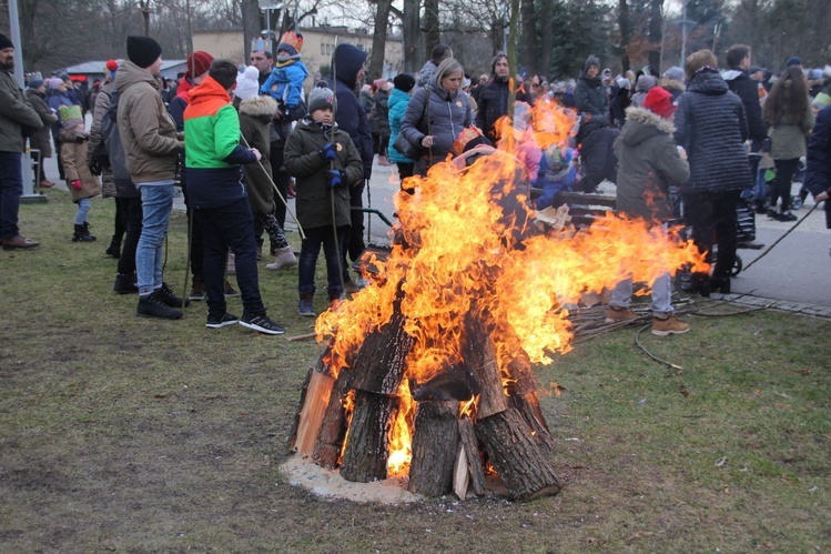 Orszak w Nowej Dębie