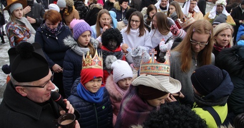 W Tymbarku Trzej Królowie i proboszcz przynieśli dary dla wszystkich dzieci