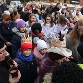 W Tymbarku Trzej Królowie i proboszcz przynieśli dary dla wszystkich dzieci