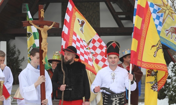 Cisieckie orszaki zakończyły wędrówkę w kościele parafialnym, w słynnej świątyni, która kiedyś powstała w ciągu jednej doby.