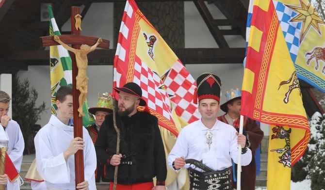 Cisieckie orszaki zakończyły wędrówkę w kościele parafialnym, w słynnej świątyni, która kiedyś powstała w ciągu jednej doby.