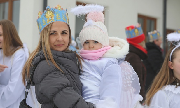 I mali, i duzi, wyruszyli do kościoła, a w drodze ogłaszali betlejemskie cuda.