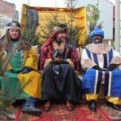 Trzej Królowie na kanapie swojego wozu. Od lewej: Tomasz Lorek, Aleksander Trojak i Grzegorz Żywczak.