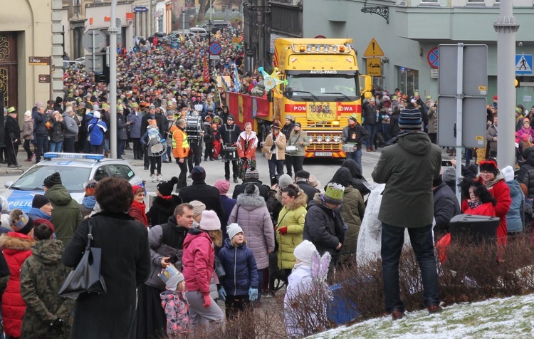 Rzesza uczestników 9. Orszaku Trzech Króli w Bielsku-Białęj wchodzi na Wzgórze.