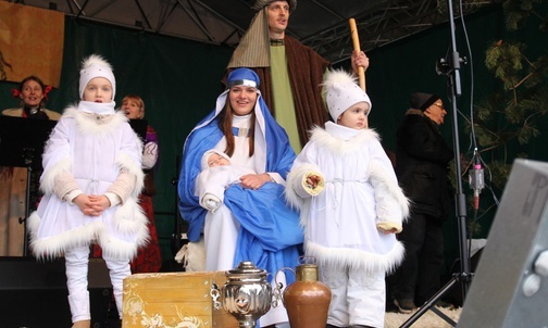 Święta Rodzina i aniołowie, czyli Elżbieta i Jakub Budzich z dziećmi: Bartusiem, Hanią i Marysią.