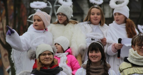 Do marszu zagrzewały radosne anioły.