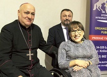 ▲	Biskup Piotr Greger z Magdaleną Wójcik, sztangistką i mistrzynią Polski 2019, oraz prezesem Stanisławem Handerkiem.