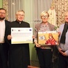 ◄	Od lewej: Adam Ruśniak, ks. Zygmunt Siemianowski, Agata Ruśniak i Bogusław Puchalik z rady parafialnej w Starym Bielsku.
