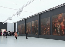 ▼	Wrocławska ekspozycja imponuje możliwościami pokazywania największych dzieł malarza.