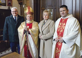 ▲	Z bp. Henrykiem Tomasikiem w zakrystii kościoła w Jedlni stoją od lewej: Jerzy Skórkiewicz, wiceprezes AKDR, Teresa Połeć  i ks. Grzegorz Wójcik, jeden z diecezjalnych asystentów AKDR.