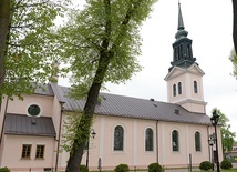 ◄	Obecna świątynia jest piątą w dziejach miasta. Ale już pierwsza, z czasów króla Władysława Jagiełły, nosiła tytuł Świętego Krzyża.