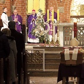 Duchowny był w latach 80. XX w. proboszczem największej parafii w Elblągu i niewątpliwym przywódcą duchowym katolików.