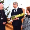 ▲	Państwo Stolarczykowie ze Spotkań Małżeńskich przywitali biskupa kwiatami.