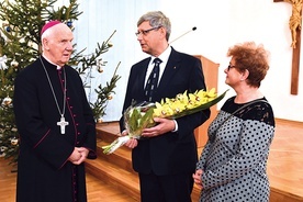 ▲	Państwo Stolarczykowie ze Spotkań Małżeńskich przywitali biskupa kwiatami.