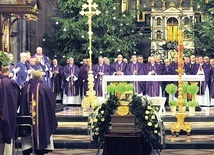 W uroczystościach pogrzebowych ks. prał. Szczęsnego uczestniczyło wielu kapłanów, a zasługi gospodarcze ks. Czesława doceniło wiele osób, parafii i instytucji. 