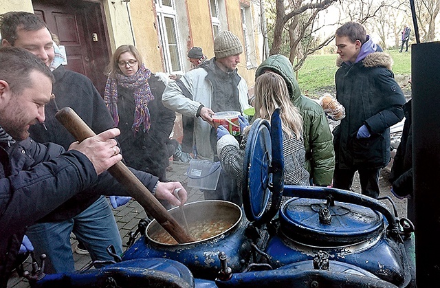 Wolontariusze przygotowali ok. 50 litrów grochówki.