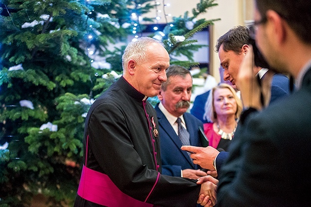 ▲	Rawski dziekan został odznaczony brązowym medalem Gloria Artis.