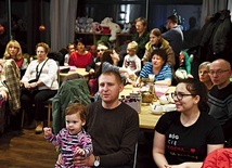 ▲	Koszalin, 3 stycznia. Kolędowanie w „Kawie z duszą”.