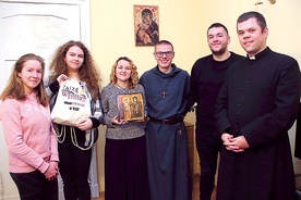 ▲	Julia, Sara, Małgosia, br. Franciszek, Mateusz, ks. Tomasz przekonują, że ESM jest szansą, by młodzi Europy rozmawiali  ze sobą o Bogu.