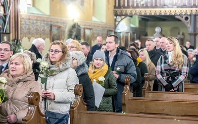 Msza św. rozpoczęła się procesją, podczas której wszyscy złożyli przed ołtarzem białe róże  jako znak gotowości  do zawierzenia.