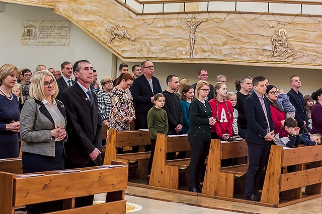 	Uczestnicy podkreślają, że dobrze jest przeżywać swoją wiarę we wspólnocie z innymi.