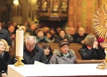 W coraz większej liczbie parafii wprowadza się adorację Najświętszego Sakramentu.
