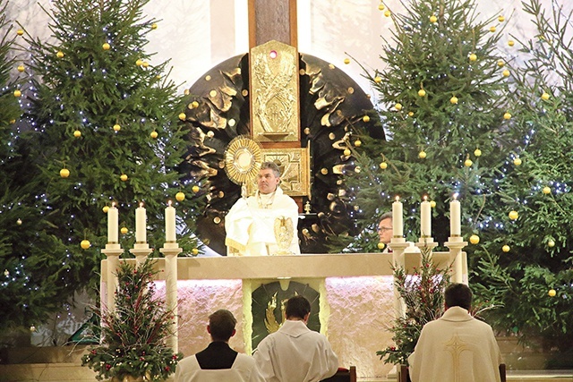 ▲	Biskup pomocniczy przewodniczył Eucharystii.