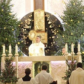 ▲	Biskup pomocniczy przewodniczył Eucharystii.