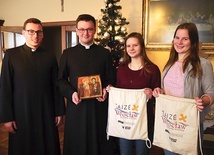 ▲	Wrażeniami dzielą się (od lewej): kl. Wojtek, ks. Andrzej, Patrycja i Małgosia.