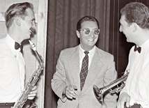 Leopold Tyrmand (w środku) z muzykami na Festiwalu Jazzowym. Sopot 1957.
