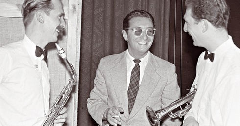 Leopold Tyrmand (w środku) z muzykami na Festiwalu Jazzowym. Sopot 1957.