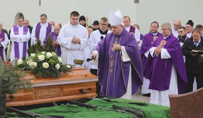 Modlitwom nad grobem ks. Sławomira Graniecznego w Pogwizdowie przewodniczył bp Piotr Greger.