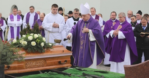 Modlitwom nad grobem ks. Sławomira Graniecznego w Pogwizdowie przewodniczył bp Piotr Greger.