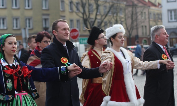 Niektórzy uczniowie zatańczyli w strojach ludowych.